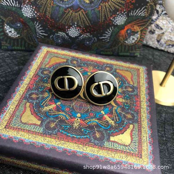 2022 latest factory wholesale new classic letter simple female brass round 925 silver needle spring earrings, Golden
2022 latest factory wholesale new classic letter simple female brass round 925 silver needle spring earrings, Golden