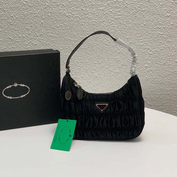 2021 women shoulder bag pleated handbag fashion style lady bags luxurys designers purses
2021 women shoulder bag pleated handbag fashion style lady bags luxurys designers purses