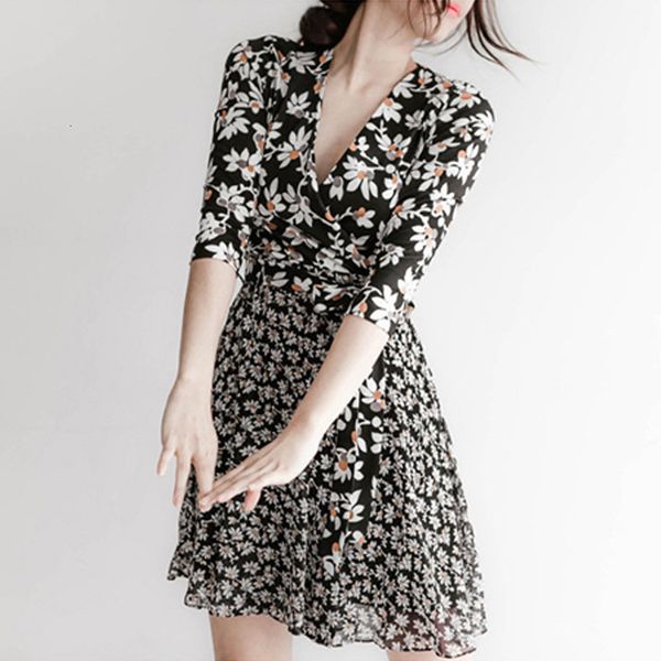 dress 2021 spring and summer daisy chiffon patchwork wrap with floral print, White;black
dress 2021 spring and summer daisy chiffon patchwork wrap with floral print, White;black