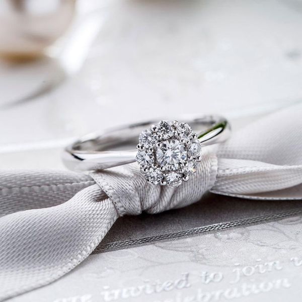 au585 white gold ring women wedding anniversary engagement party flower 6 claw round moissanite diamond elegant trendy cluster rings, Golden;silver
au585 white gold ring women wedding anniversary engagement party flower 6 claw round moissanite diamond elegant trendy cluster rings, Golden;silver