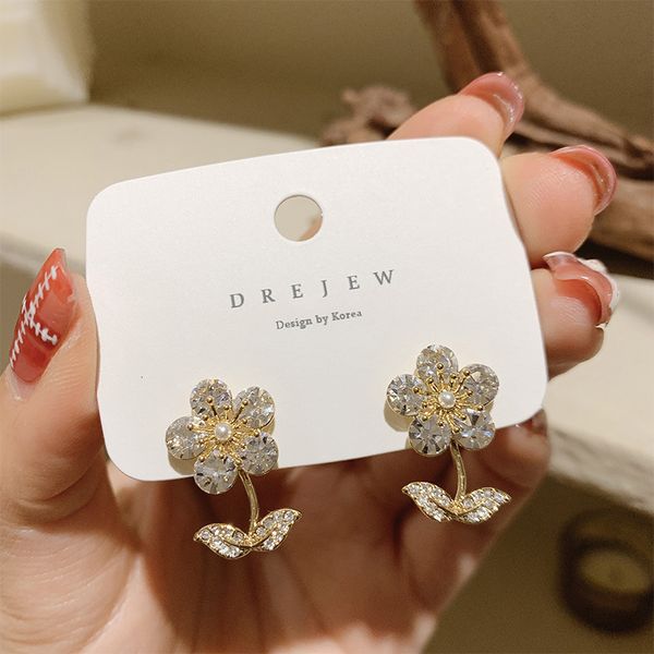 genuine gold electroplating 925 silver needle inlaid with diamond pearl flower earrings mori temperament net red earrings fashion fashion
genuine gold electroplating 925 silver needle inlaid with diamond pearl flower earrings mori temperament net red earrings fashion fashion