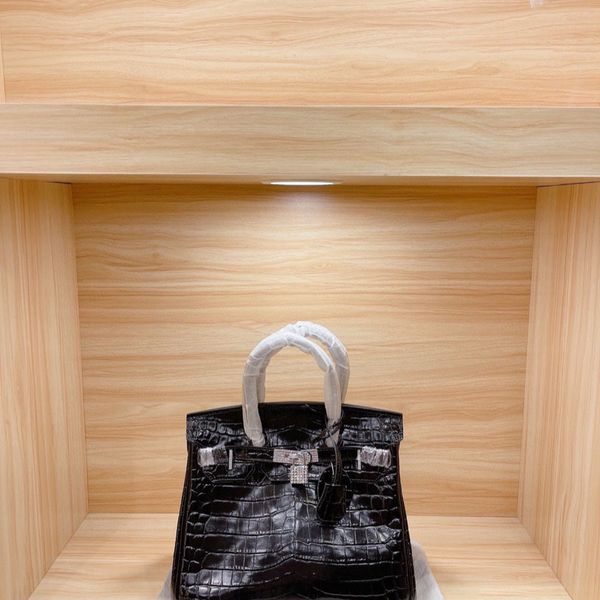 luxurys designer bags 2021 new head leather platinum bag crocodile portable messenger fashion trend temperament ysj
luxurys designer bags 2021 new head leather platinum bag crocodile portable messenger fashion trend temperament ysj