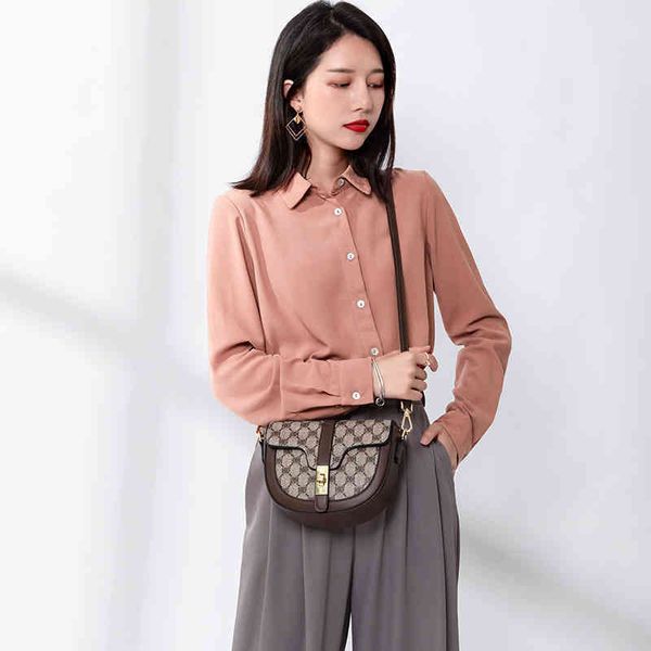 2022 factory wholesale handbag women's bag spring and summer single shoulder oblique cross women's small saddle, Black;red
2022 factory wholesale handbag women's bag spring and summer single shoulder oblique cross women's small saddle, Black;red