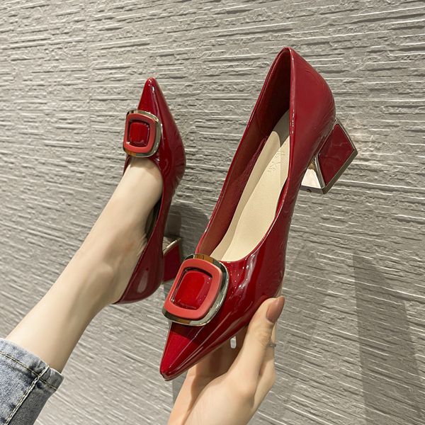2021 spring and summer french single sho shallow mouth pointed patent leather korean women's heels square buckle thick
2021 spring and summer french single sho shallow mouth pointed patent leather korean women's heels square buckle thick