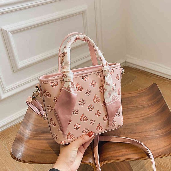 2022 factory outlet new embossed single shoulder messenger portable women's bag korean commuter small square cabbage basket bucket bag
2022 factory outlet new embossed single shoulder messenger portable women's bag korean commuter small square cabbage basket bucket bag