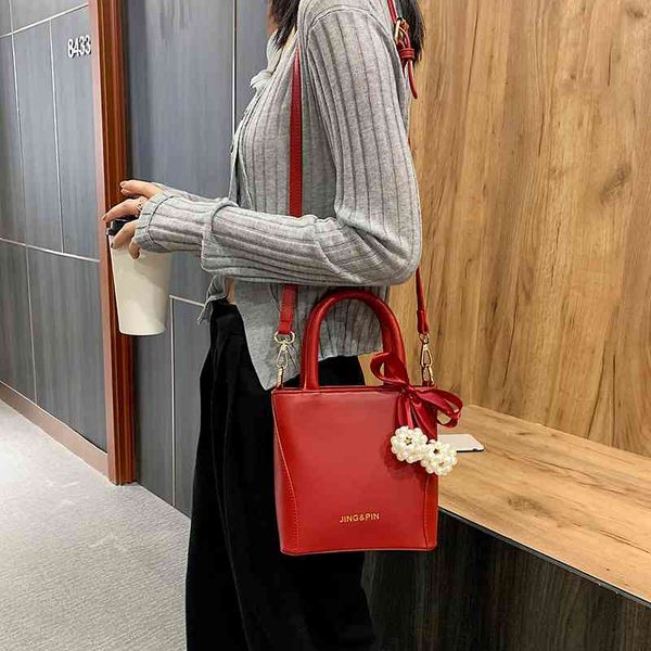 net red fashion wedding pearl handbag women's 2021 korean bag versatile texture single shoulder messenger bag, Black;red
net red fashion wedding pearl handbag women's 2021 korean bag versatile texture single shoulder messenger bag, Black;red