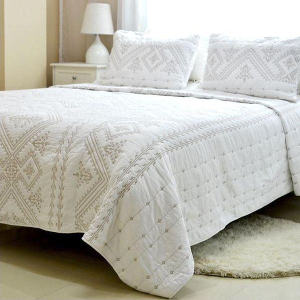 bedding sets 100%cotton geometric pattern embroidery summer thin quilt soft breathable white quilted bedspread set 3pcs 1coverlet 2pillowcas
bedding sets 100%cotton geometric pattern embroidery summer thin quilt soft breathable white quilted bedspread set 3pcs 1coverlet 2pillowcas