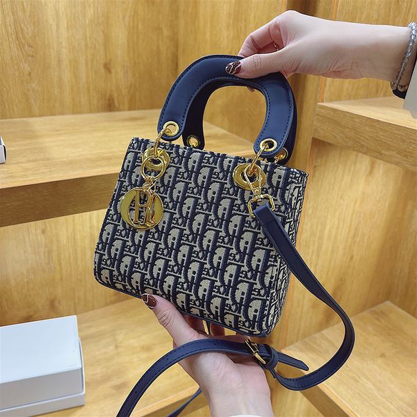 2022 new fashion and versatile princess of wales bag high-grade texture minority letter design one shoulder handbag female
2022 new fashion and versatile princess of wales bag high-grade texture minority letter design one shoulder handbag female