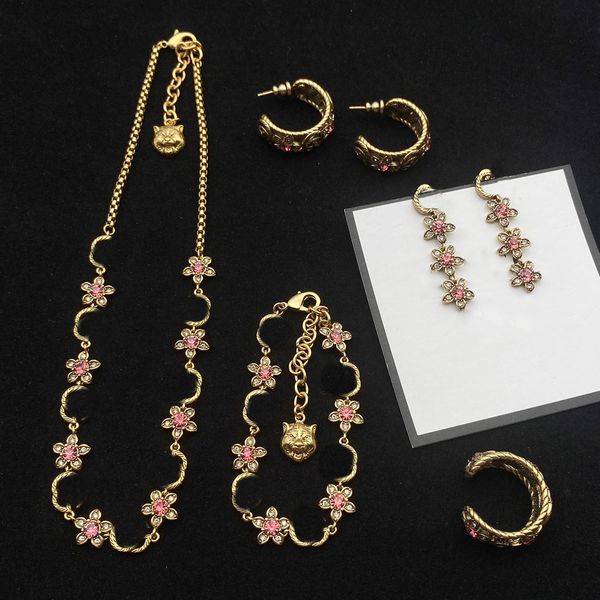 woman chain bracelet diamond flower brass material bracelets luxury designer quality jewelry supply, Golden;silver
woman chain bracelet diamond flower brass material bracelets luxury designer quality jewelry supply, Golden;silver