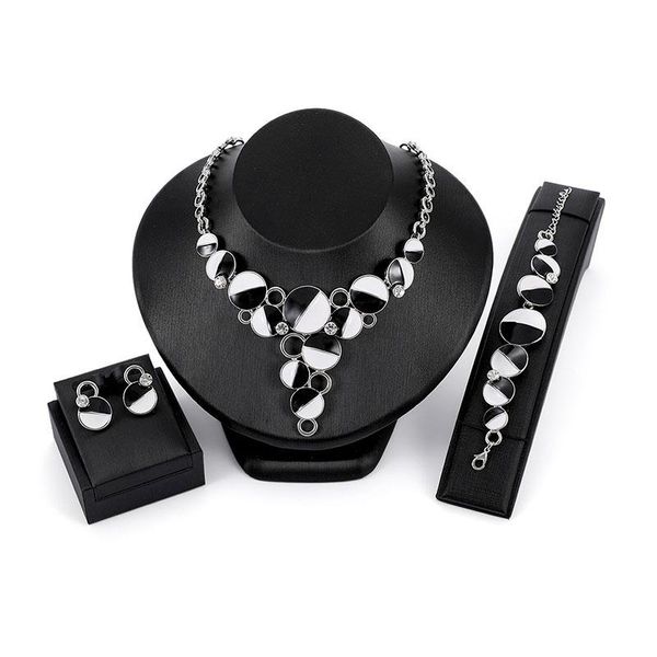 earrings & necklace 2021 fashion jewelry alloy sequin shape three-piece bridal wedding set couple souvenir accessories, Silver
earrings & necklace 2021 fashion jewelry alloy sequin shape three-piece bridal wedding set couple souvenir accessories, Silver