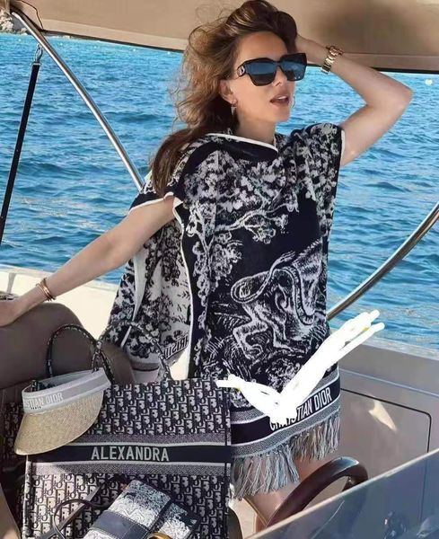 21 early autumn new old flower letter animal pattern cloak hooded sleeveless coat loose tassel hem women, White;black
21 early autumn new old flower letter animal pattern cloak hooded sleeveless coat loose tassel hem women, White;black