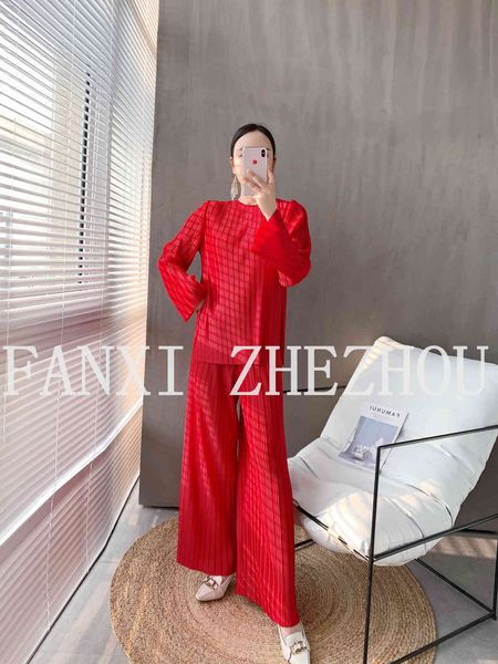 dresses miyake fold solid three-piece set of pleated long-sleeve t-shirt + sleeveless o-neck vest +wide leg pants, White
dresses miyake fold solid three-piece set of pleated long-sleeve t-shirt + sleeveless o-neck vest +wide leg pants, White