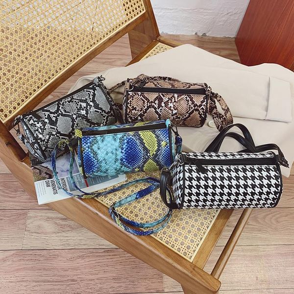 2021shoulder underarm bag women 's snake pattern cylindrical pillow french stick crossbody small fashion plaid cross body
2021shoulder underarm bag women 's snake pattern cylindrical pillow french stick crossbody small fashion plaid cross body