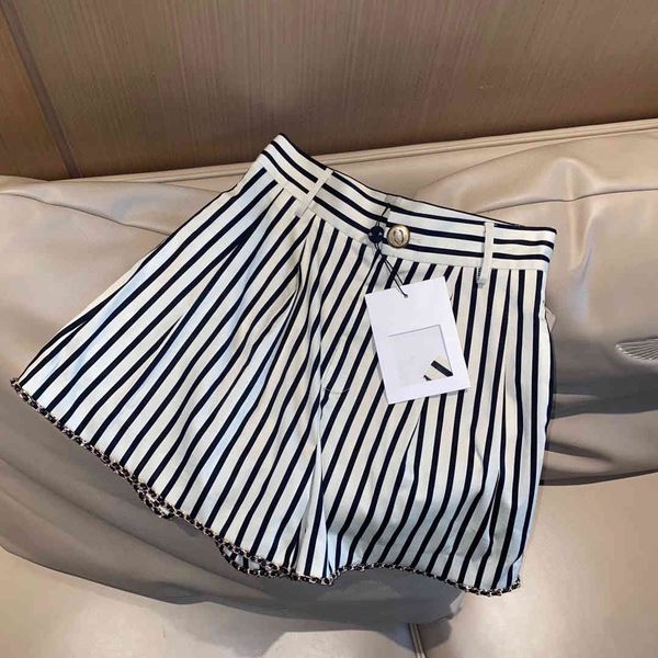 21 tide summer striped shorts splicing hardware leather chain fabric, comfortable and casual, White;black
21 tide summer striped shorts splicing hardware leather chain fabric, comfortable and casual, White;black
