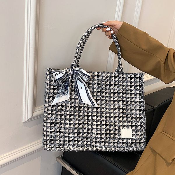 factory direct sale 75% off lattice tote female 2021 new simple leisure class commuting canvas portable shopping messenger bags
factory direct sale 75% off lattice tote female 2021 new simple leisure class commuting canvas portable shopping messenger bags