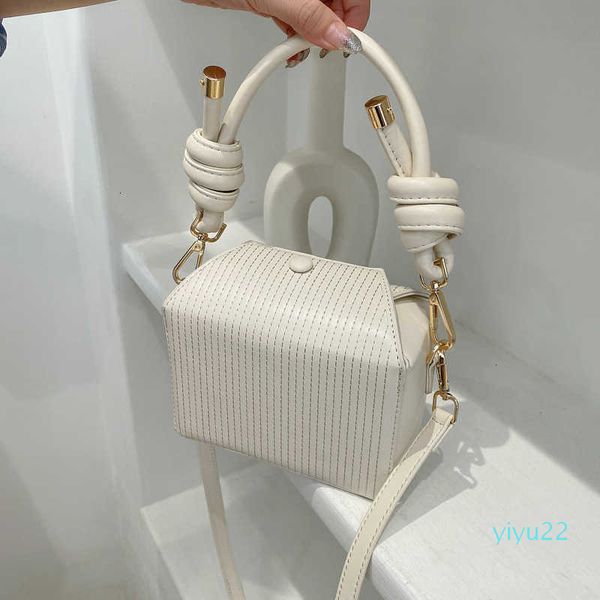 2021 new single shoulder cross carrying underarm handbag fashion korean version xiaoxiangfeng net red foreign style box bag girl
2021 new single shoulder cross carrying underarm handbag fashion korean version xiaoxiangfeng net red foreign style box bag girl
