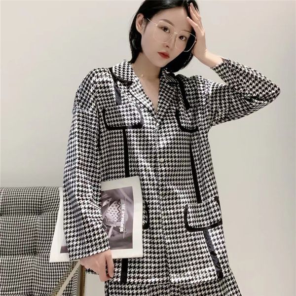 full letter jacquard velvet sleepwear lapel long sleeved 2 piece set warm thick autumn winter pajama for women, Black;red
full letter jacquard velvet sleepwear lapel long sleeved 2 piece set warm thick autumn winter pajama for women, Black;red