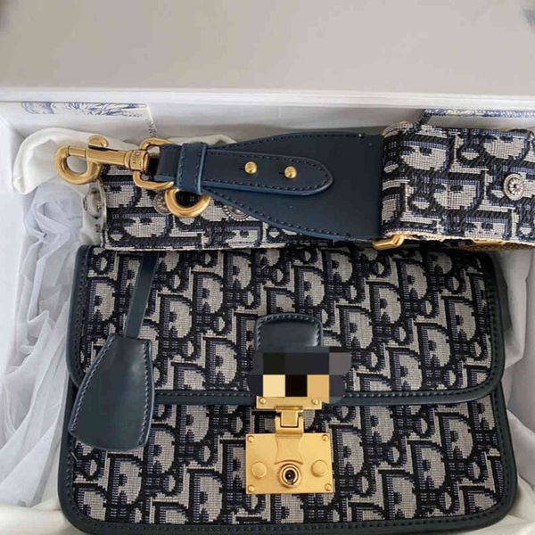 large-capacity bagssuper fire fashion bag women's 2021 new chain small square lock retro shoulder commuting trend hand
large-capacity bagssuper fire fashion bag women's 2021 new chain small square lock retro shoulder commuting trend hand