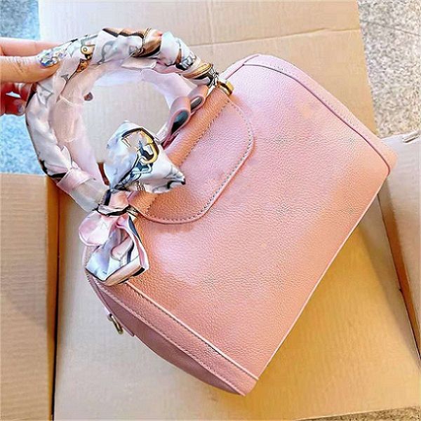 2021 new all-match ladies bags quality classic style pillow bag temperament handbag shoulder handbags silk scarf exquisite workmanship
2021 new all-match ladies bags quality classic style pillow bag temperament handbag shoulder handbags silk scarf exquisite workmanship