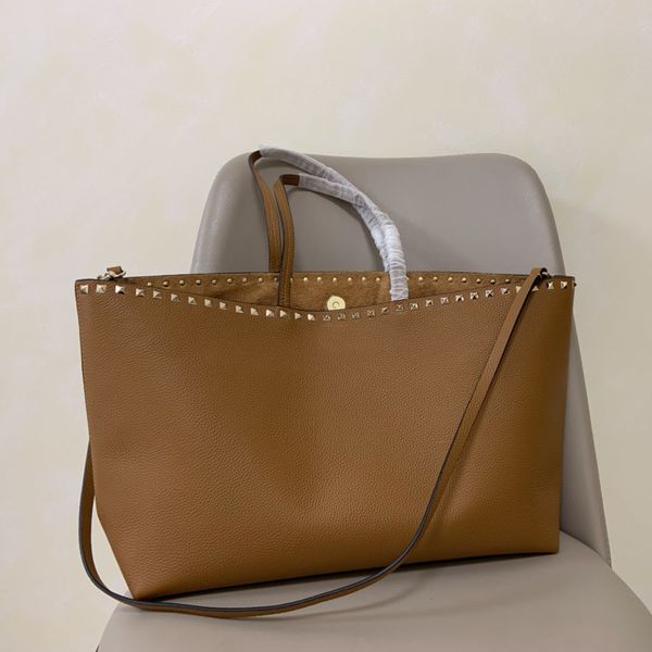 handbag women luxurys designers bag 2021 shoulder bags large capacity rivet tote genuine leather fahion letter magnetic cloure removable
handbag women luxurys designers bag 2021 shoulder bags large capacity rivet tote genuine leather fahion letter magnetic cloure removable