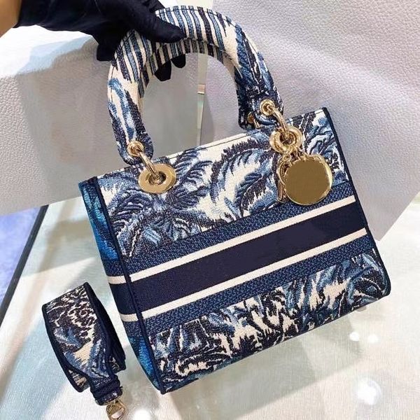 lady cross body women luxurys designers bags fashion shoulder handbag large capacity messenger bag embroidery letter pattern elegant high qu
lady cross body women luxurys designers bags fashion shoulder handbag large capacity messenger bag embroidery letter pattern elegant high qu
