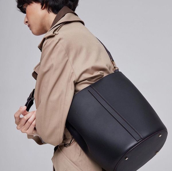 2021 korean minority designer bucket bag plain grain cowhide single shoulder messenger bag large women, Black;red
2021 korean minority designer bucket bag plain grain cowhide single shoulder messenger bag large women, Black;red