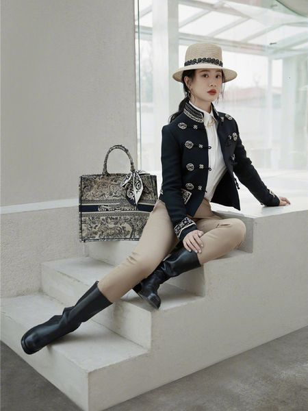 autumn women cropped gothic embroidery horn buckle stand collar vintage runway black jacket outerwear streetwear, Black;brown
autumn women cropped gothic embroidery horn buckle stand collar vintage runway black jacket outerwear streetwear, Black;brown