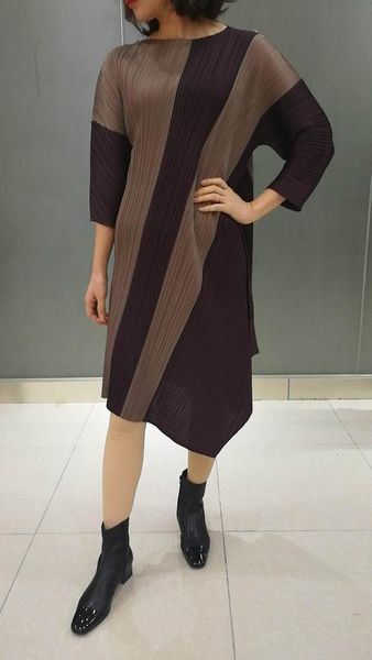 dress miyake pressure show thin diagonal cut color stripe pleate irregular three quarter, Black;gray
dress miyake pressure show thin diagonal cut color stripe pleate irregular three quarter, Black;gray
