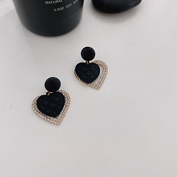 925 silver needle love flash diamond fashion temperament net red earrings light luxury versatile elegant beautiful earrings
925 silver needle love flash diamond fashion temperament net red earrings light luxury versatile elegant beautiful earrings