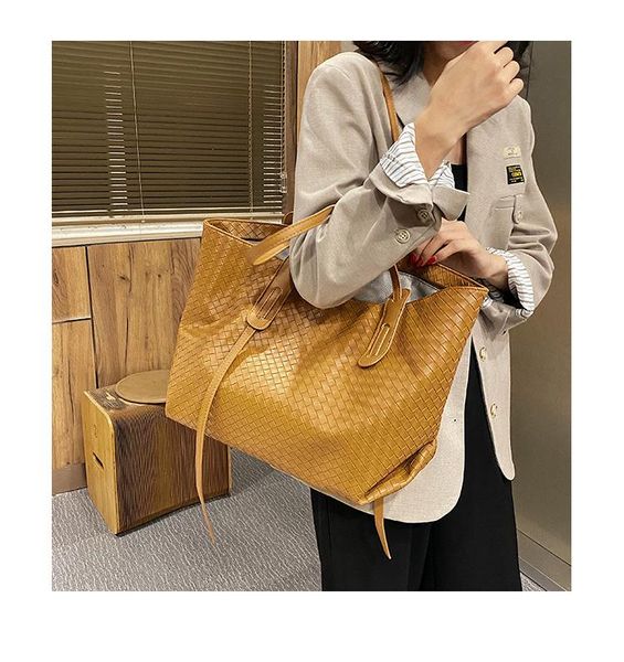 evening bags retro bag women's autumn and winter 2021 hand-woven large-capacity tote simple shoulder portable
evening bags retro bag women's autumn and winter 2021 hand-woven large-capacity tote simple shoulder portable