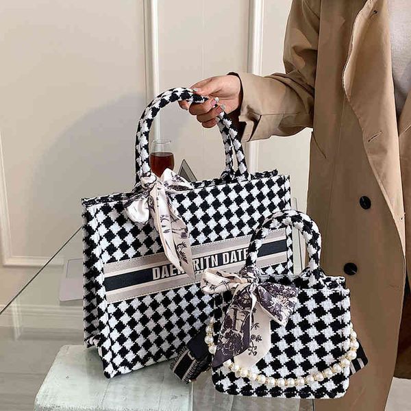 2022 factory wholesale new small square lattice women's fashion bow foreign style pearl handbag
2022 factory wholesale new small square lattice women's fashion bow foreign style pearl handbag