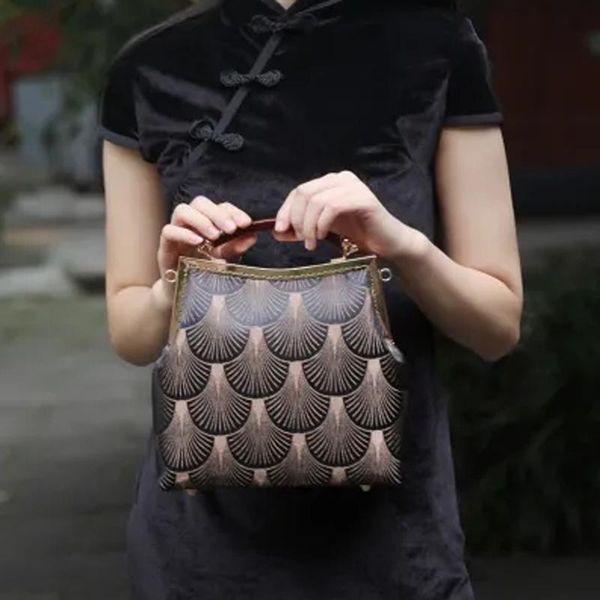 vintage lady bag pure handmade lock shell bags chain women shoulder crossbody 2021 chic women's handbags purse evening
vintage lady bag pure handmade lock shell bags chain women shoulder crossbody 2021 chic women's handbags purse evening