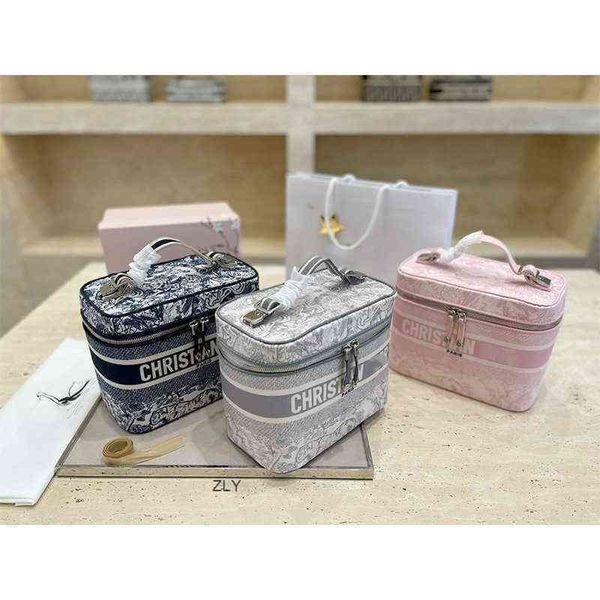 di huati embroidery series version letter canvas cosmetic bag women's one shoulder messenger zly bags
di huati embroidery series version letter canvas cosmetic bag women's one shoulder messenger zly bags
