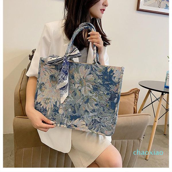 evening bag 2021 fashion pearl jacquard monet garden oil painting embroidery handbag female tide shoulder.
evening bag 2021 fashion pearl jacquard monet garden oil painting embroidery handbag female tide shoulder.