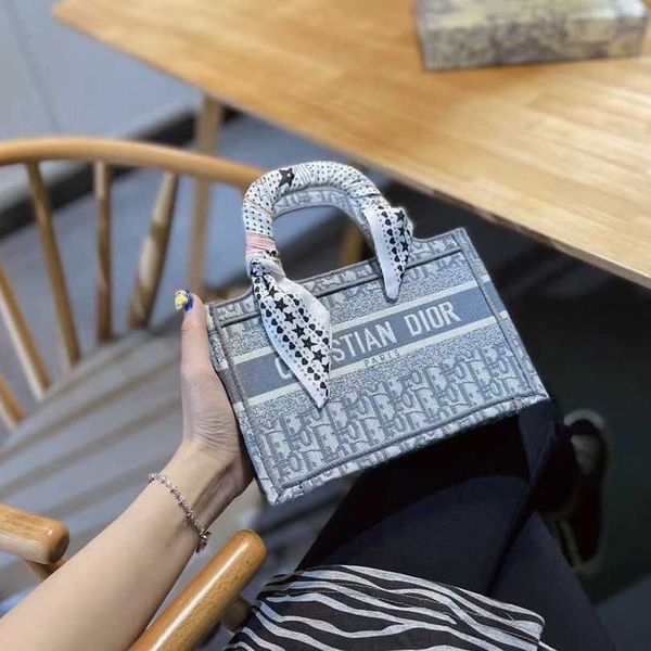 wholesale hand fashion advanced embroidery big women's leisure large capacity bag open shopping luxuryss designerss yw
wholesale hand fashion advanced embroidery big women's leisure large capacity bag open shopping luxuryss designerss yw