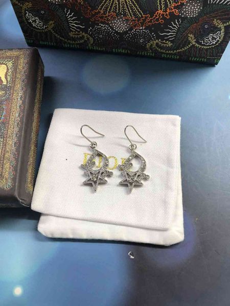 do fragrance small family earrings luxury fashion female letter d designer korean jewelry fresh simple students, Red;brown
do fragrance small family earrings luxury fashion female letter d designer korean jewelry fresh simple students, Red;brown