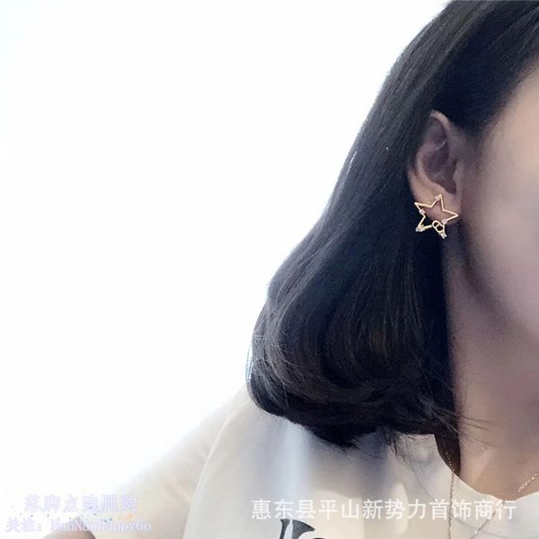 2021 newd family new earrings female dijia star gold inlaid diamond classic cd letter earrings-wholesale, Golden
2021 newd family new earrings female dijia star gold inlaid diamond classic cd letter earrings-wholesale, Golden