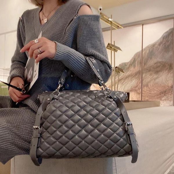 evening bags fashion geometric tote handbags quilted leather padded handle satchel hollow strap 2021 brand large crossbody purse
evening bags fashion geometric tote handbags quilted leather padded handle satchel hollow strap 2021 brand large crossbody purse