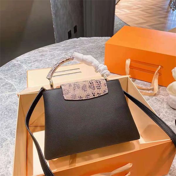 2021 casual designer bags ladies luxury quality shoulder bag handbag messenger handbags calfskin material feels very good high-end fashion
2021 casual designer bags ladies luxury quality shoulder bag handbag messenger handbags calfskin material feels very good high-end fashion