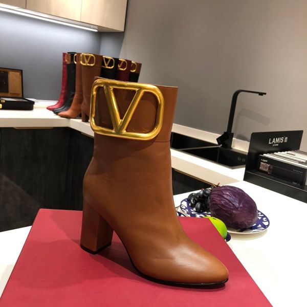 the latest leather thick heel designer women's dress shoes , fashion luxury,warm and comfortable, Black
the latest leather thick heel designer women's dress shoes , fashion luxury,warm and comfortable, Black