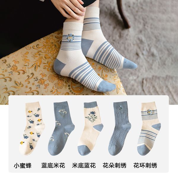 women''s autumn winter fashion cartoon bee embroidery middle tube socks simple japan and south korea, Black;white
women''s autumn winter fashion cartoon bee embroidery middle tube socks simple japan and south korea, Black;white