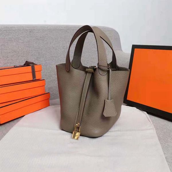 2021 women totes handbag luxurious designers vegetable basket handbags shoulder with original box and serial number 18cm/22cm 07
2021 women totes handbag luxurious designers vegetable basket handbags shoulder with original box and serial number 18cm/22cm 07