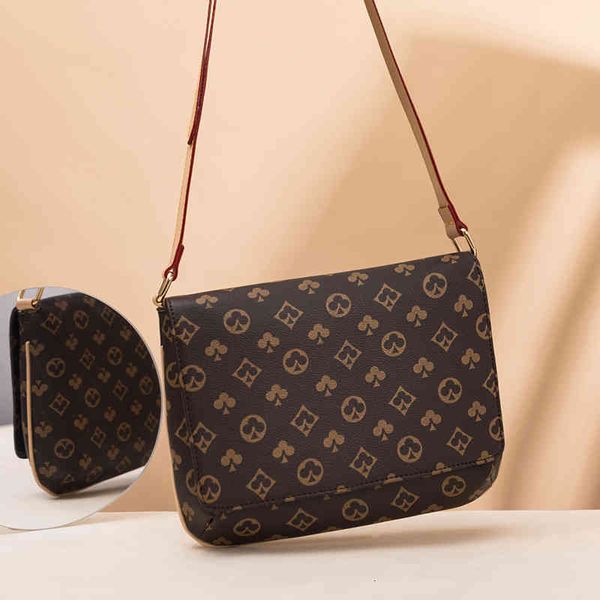 handbag flip envelope shoulder bag 2021 casual men's and women's universal messenger fashion printed, Black;red
handbag flip envelope shoulder bag 2021 casual men's and women's universal messenger fashion printed, Black;red