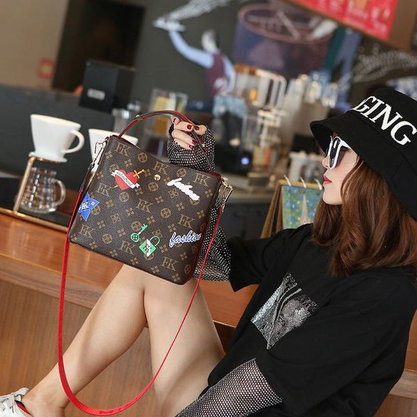 evening bags high-quality leather style 2021 fashion printing all-match bucket bag shoulder messenger handbag for women sac luxe
evening bags high-quality leather style 2021 fashion printing all-match bucket bag shoulder messenger handbag for women sac luxe