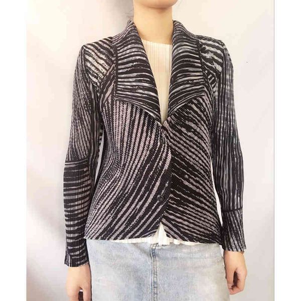 dresses fashionable joker fold long sleeves print single breasted turn-down collar coat, White
dresses fashionable joker fold long sleeves print single breasted turn-down collar coat, White