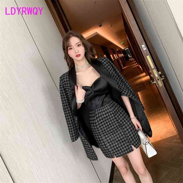 bright silk rough flower suit jacket stitched satin thousand bird sling dress two-piece set office lady turn-down collar 210603, White
bright silk rough flower suit jacket stitched satin thousand bird sling dress two-piece set office lady turn-down collar 210603, White