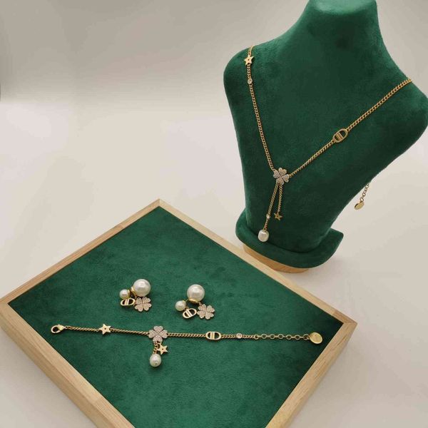 2021 new designer family letter leaf grass inlaid with diamond earrings red temperament pearl necklace women's bracelet, Black
2021 new designer family letter leaf grass inlaid with diamond earrings red temperament pearl necklace women's bracelet, Black