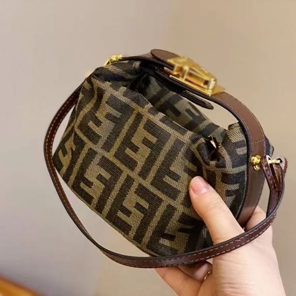 new product presbyopia pillow bag portable one shoulder lunch box bag student slung one shoulder make-up bag female
new product presbyopia pillow bag portable one shoulder lunch box bag student slung one shoulder make-up bag female