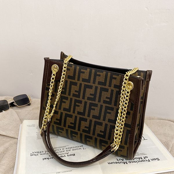 large capacity women's 2021 summer new fashion letter chain messenger bag leisure texture tote bag
large capacity women's 2021 summer new fashion letter chain messenger bag leisure texture tote bag