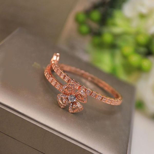 bangle luxury jewelry1:1logo roman rose gold color shining four-leaf flower bracelet fashion brand bvl jewelry women, Black
bangle luxury jewelry1:1logo roman rose gold color shining four-leaf flower bracelet fashion brand bvl jewelry women, Black